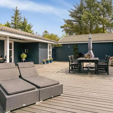 Holiday home Clarabelle - 700m From The Sea In Ne Jutland By Interhome
