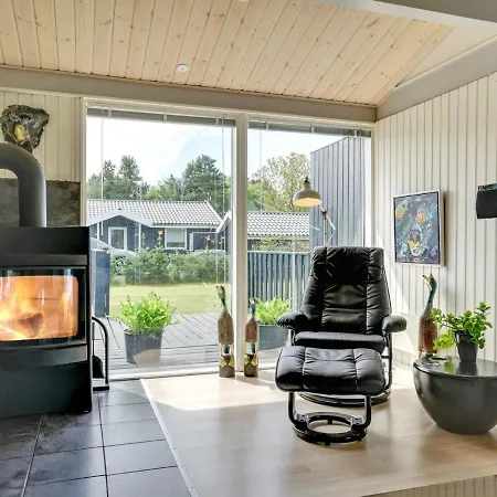 Holiday home Clarabelle - 700m From The Sea In Ne Jutland By Interhome Hals