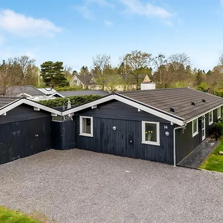 Holiday home Clarabelle - 700m From The Sea In Ne Jutland By Interhome Hals