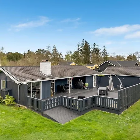Clarabelle - 700m From The Sea By Interhome * Hals