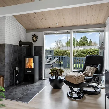 Clarabelle - 700m From The Sea By Interhome * Hals