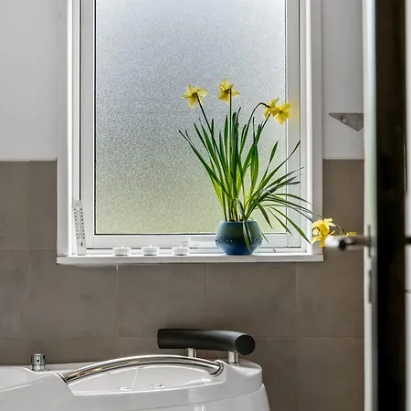 Clarabelle - 700m From The Sea By Interhome *