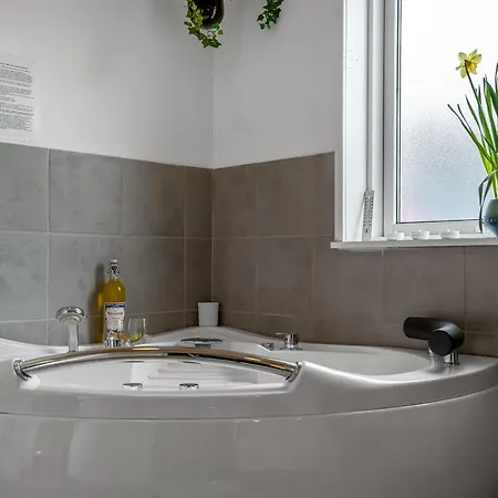 Clarabelle - 700m From The Sea By Interhome * Hals